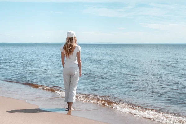 Młoda Kobieta Bieli Patrząc Wodzie Plaży — Zdjęcie stockowe