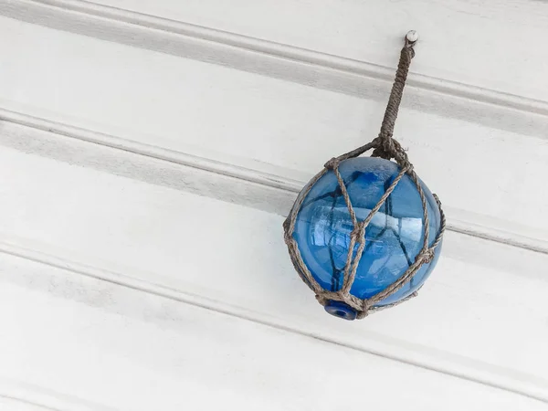 Голубой Стеклянный Шар Украшающий Белую Деревянную Стену Приморский Декор — стоковое фото