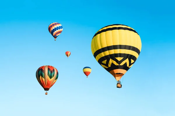 Mavi gökyüzünde renkli sıcak hava balonları — Stok fotoğraf