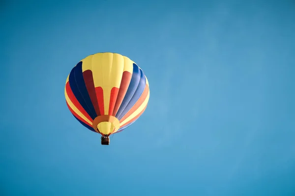 Balão de ar quente colorido no céu azul — Fotografia de Stock