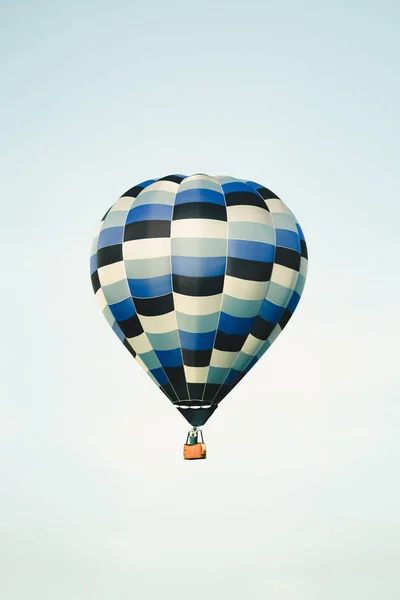 Blue hot air balloon in the clear sky — Stock Photo, Image