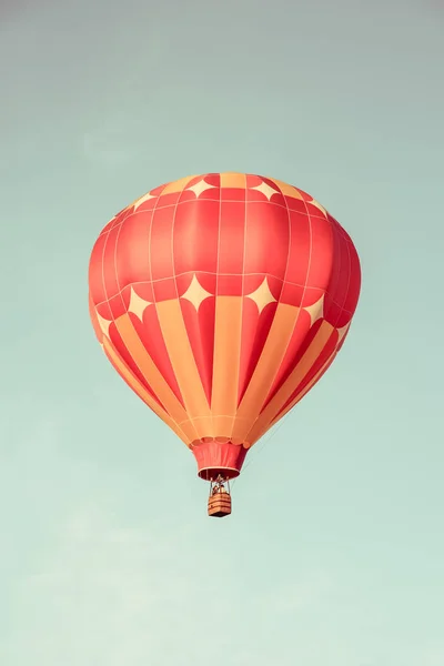 Turuncu sıcak hava balon gökyüzünde — Stok fotoğraf