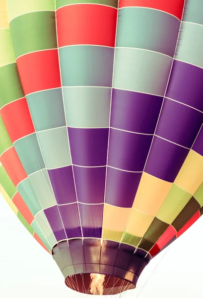 Hot air balloon getting up in the air — Stock Photo, Image
