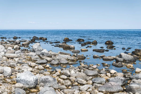 Stenar och blått vatten — Stockfoto