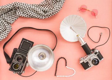 Vintage fotoğraf fotoğraf makinelerinde pembe arka plan