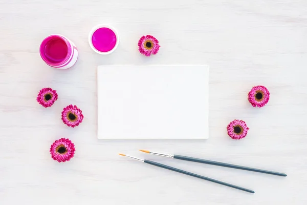 明るいピンクのアクリル塗料と空白のキャンバス — ストック写真
