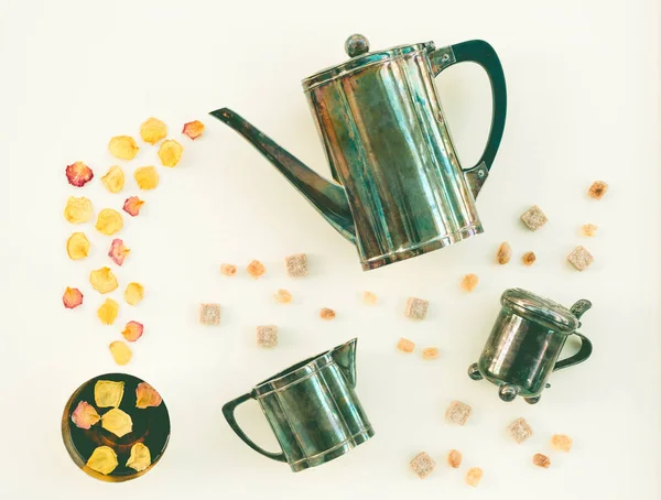 Set da tè vintage e tazza di tè con petali di rosa — Foto Stock