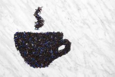 Çay fincanı siyah gri çay yaprakları kontu yaptı
