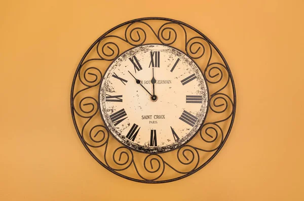Relógio redondo estilo vintage na parede — Fotografia de Stock