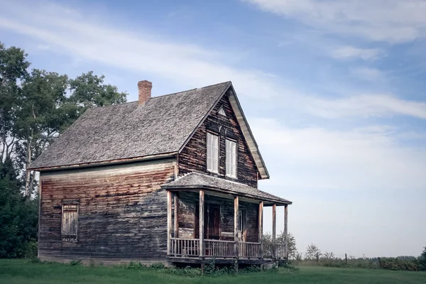 Velha casa de campo abandonada — Fotografia de Stock