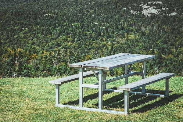 Mesa de picnic en una ladera de montaña —  Fotos de Stock