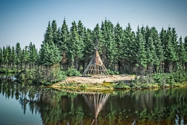 Tipi nativo americano reflejándose en el lago —  Fotos de Stock