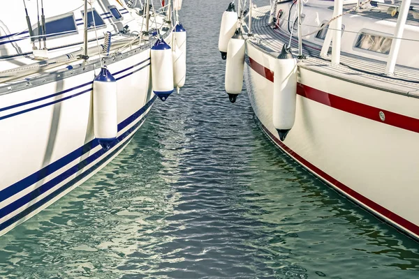 Barcos a motor azules y rojos en el puerto deportivo —  Fotos de Stock