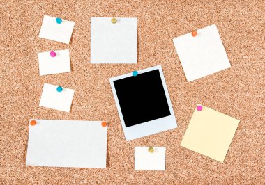 Boş notlar ve bir fotoğraf ile Corkboard