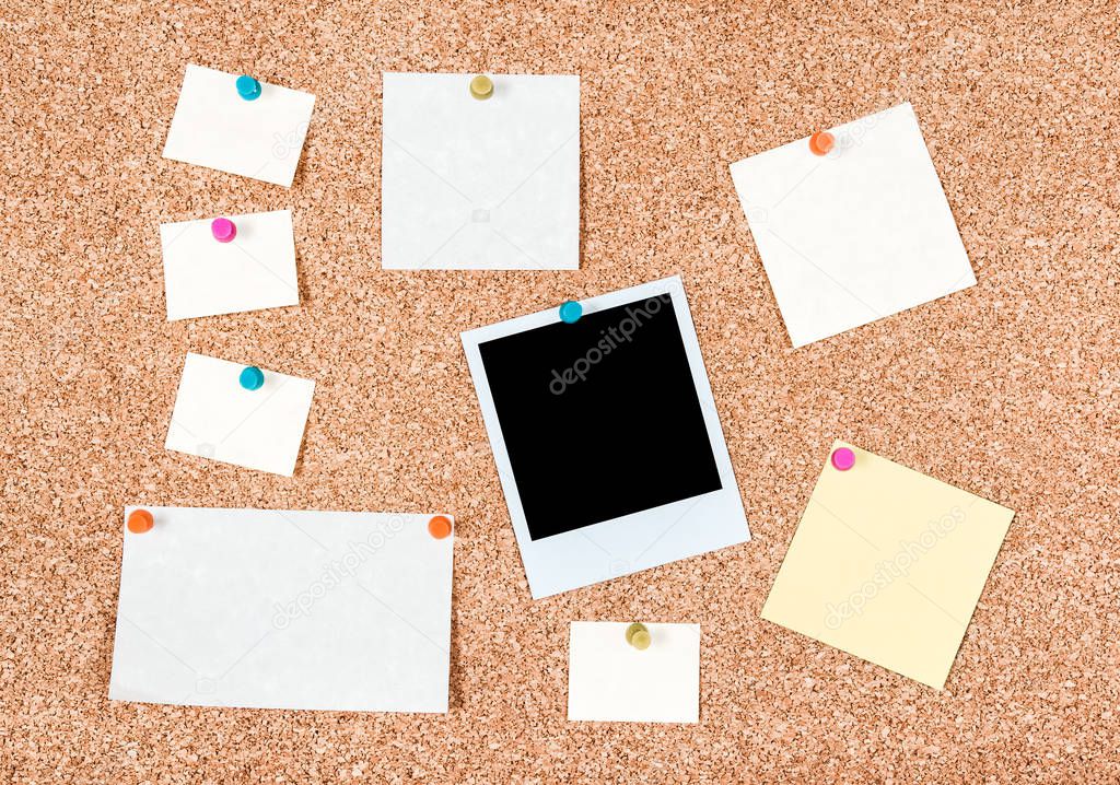 Corkboard with blank notes and a photo