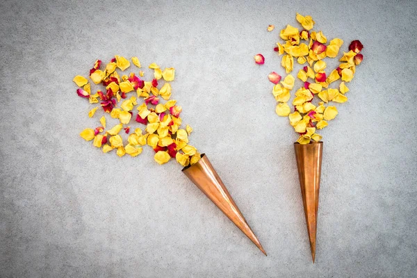 Twee Vintage koperen kegels met rozenblaadjes — Stockfoto