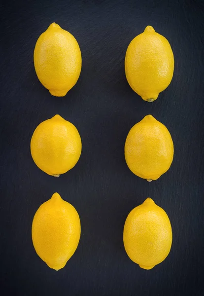 Six citrons frais sur fond sombre — Photo