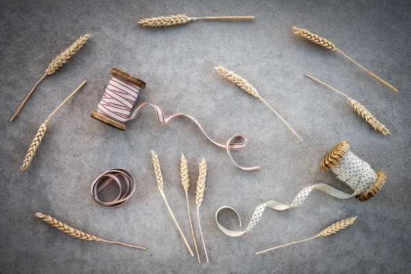 Orejas de trigo y bobinas de cinta vintage —  Fotos de Stock