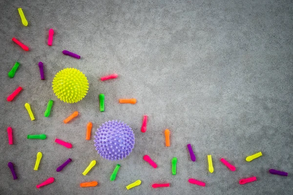 Balões coloridos e bolas de borracha no fundo de concreto — Fotografia de Stock