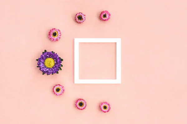 Fragole rosa e cornice bianca — Foto Stock