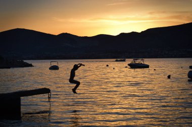 gün batımı denize atlama çocuk