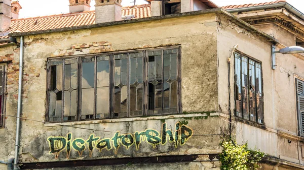 Graffiti Casa Com Ditadura — Fotografia de Stock