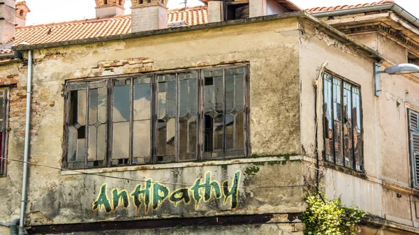 Graffitiy Parede Com Antipatia — Fotografia de Stock