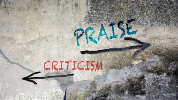 Граффити Против Критики — стоковое фото