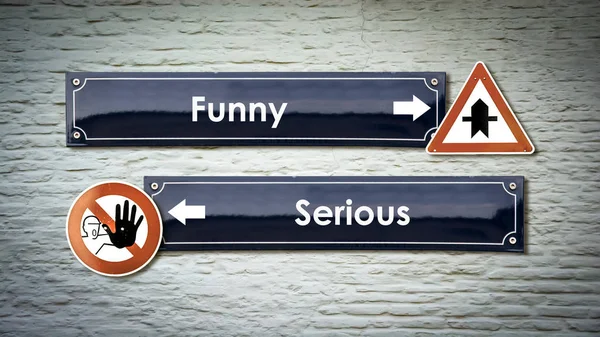Σήμα Δρόμου Αστείο Εναντίον Σοβαρών — Φωτογραφία Αρχείου