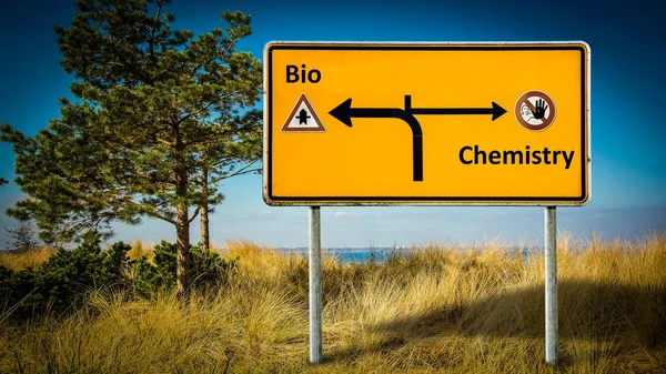 Уличный знак "Био против химии" — стоковое фото