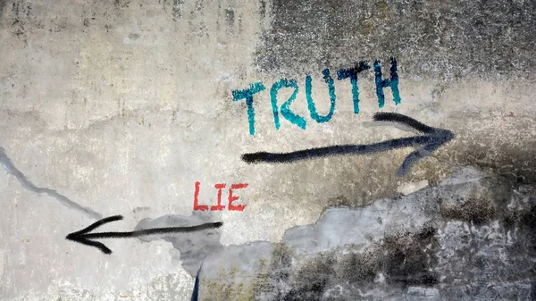 Wall Graffiti to Truth versus Lie — Stock Photo, Image