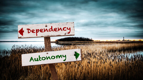 Знак "Автономия против зависимости"
