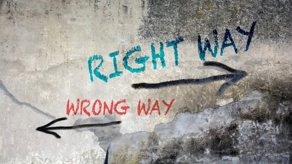 Настенные граффити по правильному и неправильному пути — стоковое фото