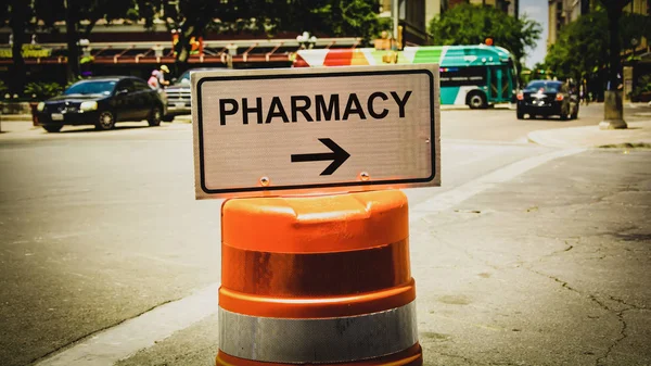 Уличный знак фармацевтии — стоковое фото