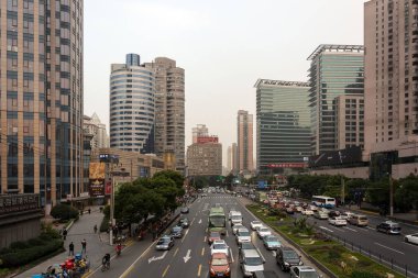 Otomobil ve Evler ile Şangay Çin'de Sokak Sahnesi