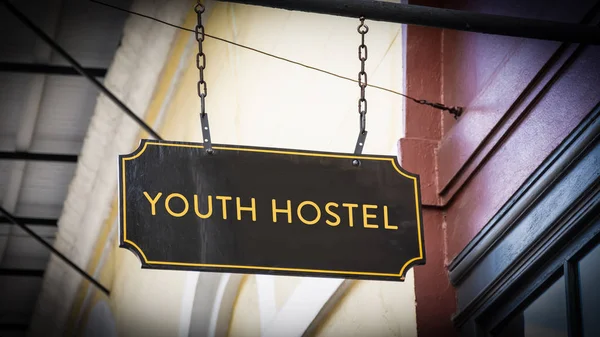 Уличный знак для молодежи HOSTEL — стоковое фото