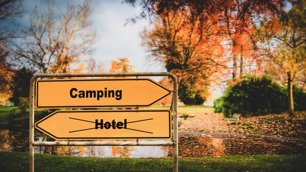 Signe de rue au camping contre hôtel — Photo