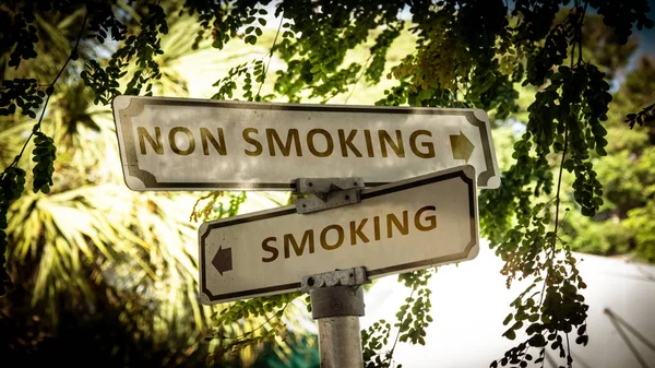 Ulice kouření versus bez kouření — Stock fotografie