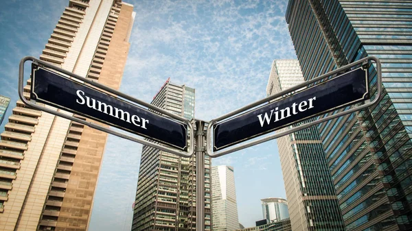 Вуличний знак до зими проти літа — стокове фото