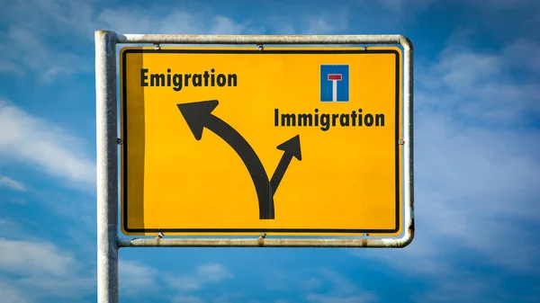 Вуличний знак Еміграція проти імміграції — стокове фото