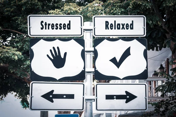 Sinal de rua Relaxado versus estressado — Fotografia de Stock