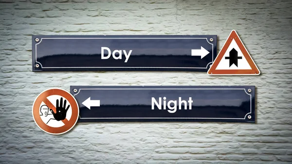 Ulica znak na dzień kontra noc — Zdjęcie stockowe