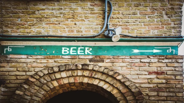 Straatnaambord aan bier — Stockfoto