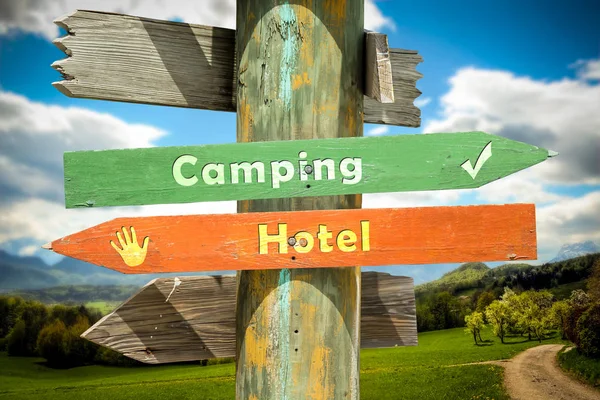 Signe de rue au camping contre hôtel — Photo