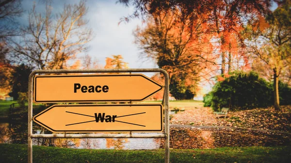 Sinal de rua para a paz versus guerra — Fotografia de Stock