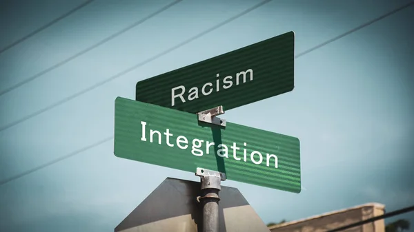 Straßenschild Integration versus Rassismus — Stockfoto