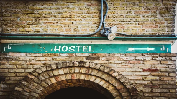 Ulica znak do Hostel — Zdjęcie stockowe