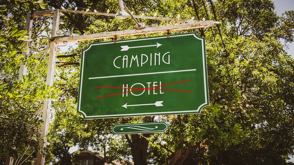 Signe de rue au camping contre hôtel — Photo