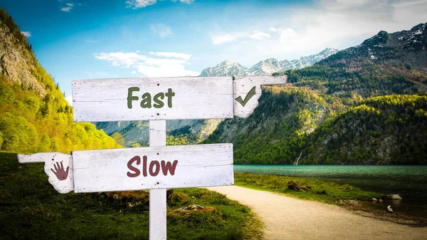 Segnale stradale a Fast versus Slow — Foto Stock