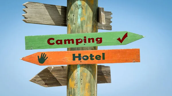 Señal de la calle al Camping versus Hotel — Foto de Stock